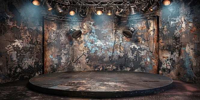 Pre-owned premium scen med vintage ljus, runda podier och slitna väggar